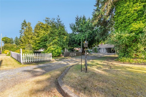 1226 Centre Rd, Qualicum Beach, BC 