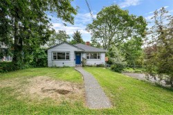 3517 Doncaster Dr Saanich, BC V8P 3W2