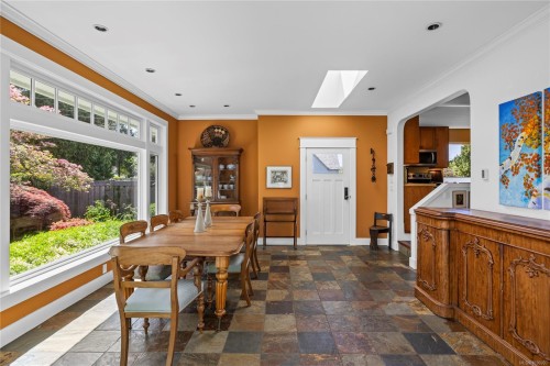 202 Crescent Rd East, Qualicum Beach, BC 