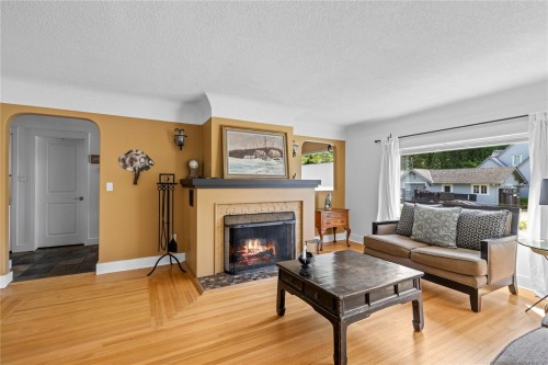 202 Crescent Rd East, Qualicum Beach, BC 