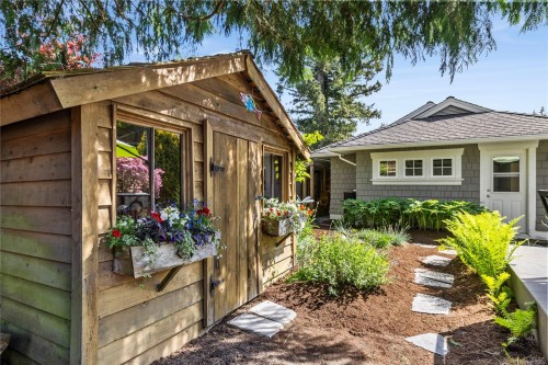 202 Crescent Rd East, Qualicum Beach, BC 