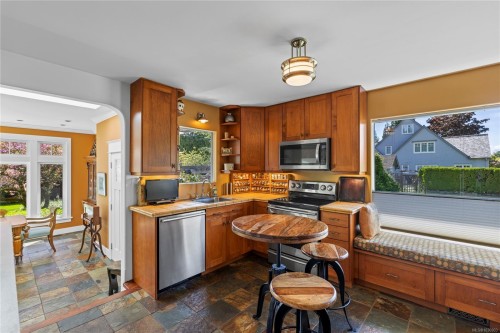 202 Crescent Rd East, Qualicum Beach, BC 