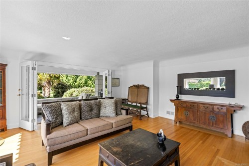 202 Crescent Rd East, Qualicum Beach, BC 