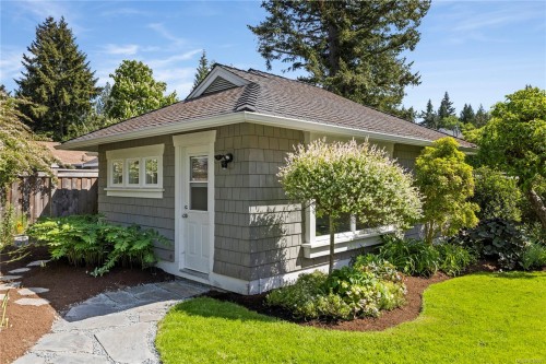 202 Crescent Rd East, Qualicum Beach, BC 