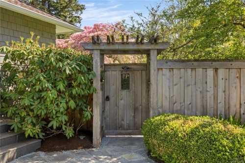 202 Crescent Rd East, Qualicum Beach, BC 