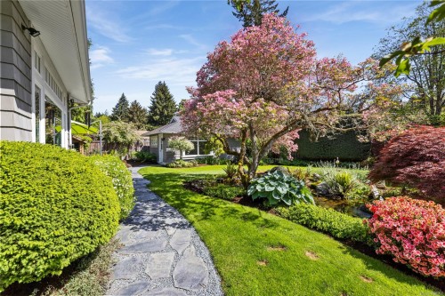 202 Crescent Rd East, Qualicum Beach, BC 