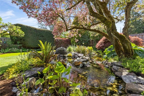 202 Crescent Rd East, Qualicum Beach, BC 