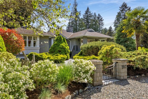 202 Crescent Rd East, Qualicum Beach, BC 