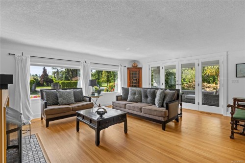 202 Crescent Rd East, Qualicum Beach, BC 