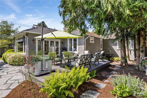 202 Crescent Rd East, Qualicum Beach, BC 