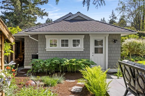 202 Crescent Rd East, Qualicum Beach, BC 