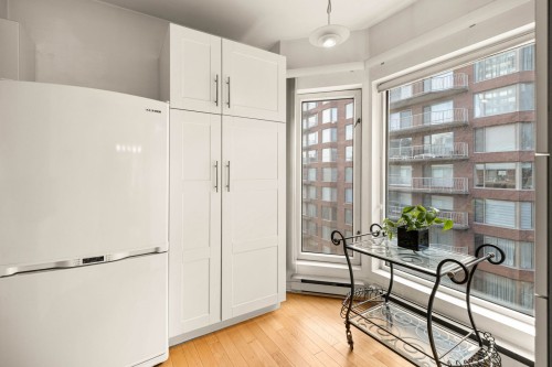 Coin-repas - 803-1080 Rue St-Mathieu, Montréal (Ville-Marie), QC - Indoor Photo Showing Other Room