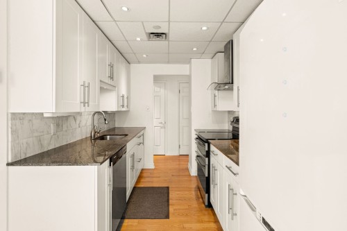Cuisine - 803-1080 Rue St-Mathieu, Montréal (Ville-Marie), QC - Indoor Photo Showing Kitchen With Upgraded Kitchen