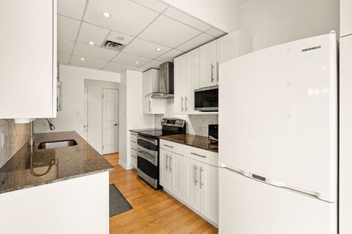 Cuisine - 803-1080 Rue St-Mathieu, Montréal (Ville-Marie), QC - Indoor Photo Showing Kitchen With Upgraded Kitchen