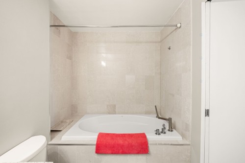 Salle de bains attenante à la CCP - 803-1080 Rue St-Mathieu, Montréal (Ville-Marie), QC - Indoor Photo Showing Bathroom