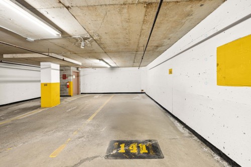 Garage - 803-1080 Rue St-Mathieu, Montréal (Ville-Marie), QC - Indoor Photo Showing Garage