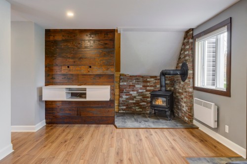 Salon - 2210 Ch. Du Curé-Godbout, Farnham, QC - Indoor With Fireplace