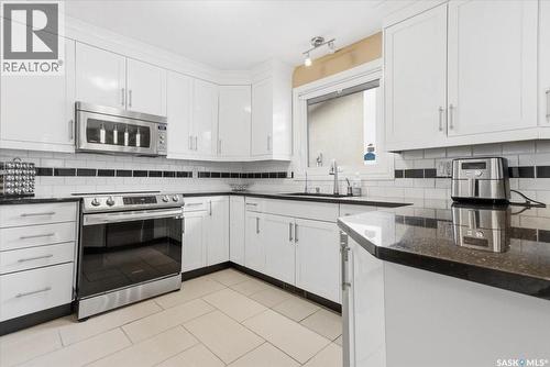 182 Lincoln Drive, Regina, SK - Indoor Photo Showing Kitchen With Upgraded Kitchen