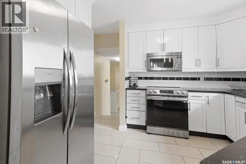 182 Lincoln Drive, Regina, SK - Indoor Photo Showing Kitchen With Upgraded Kitchen