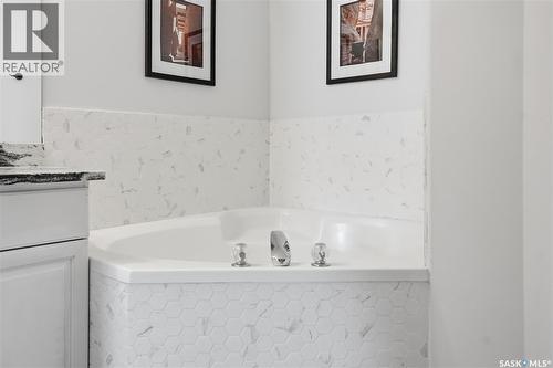 502 Lemay Crescent, Saskatoon, SK - Indoor Photo Showing Bathroom
