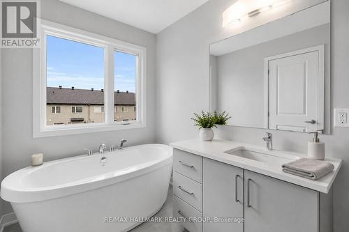 1940 Hawker Private, Ottawa, ON - Indoor Photo Showing Bathroom