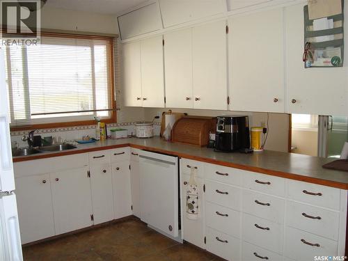 247 9Th Avenue Nw, Swift Current, SK - Indoor Photo Showing Kitchen With Double Sink