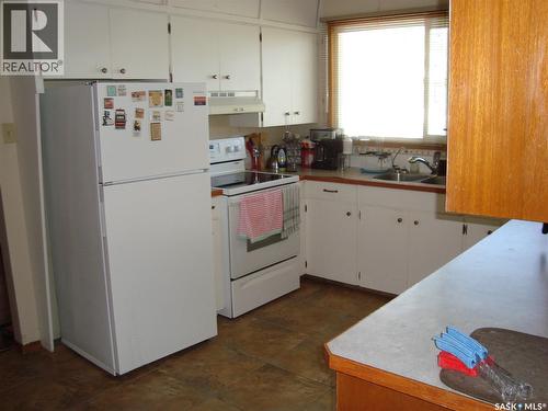 247 9Th Avenue Nw, Swift Current, SK - Indoor Photo Showing Kitchen With Double Sink