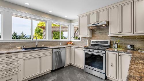 3609 Masuch Road, Creston, BC - Indoor Photo Showing Kitchen With Upgraded Kitchen