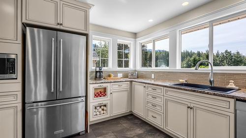 3609 Masuch Road, Creston, BC - Indoor Photo Showing Kitchen