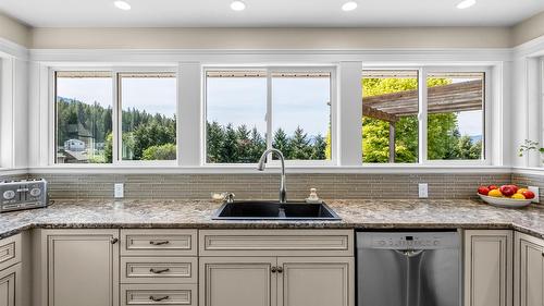 3609 Masuch Road, Creston, BC - Indoor Photo Showing Kitchen With Upgraded Kitchen