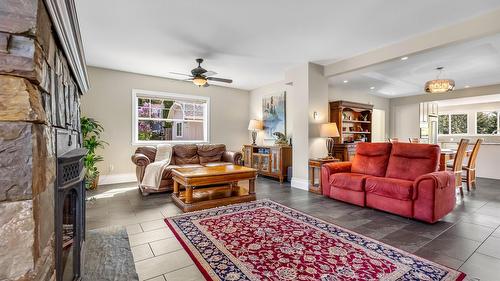 3609 Masuch Road, Creston, BC - Indoor Photo Showing Living Room