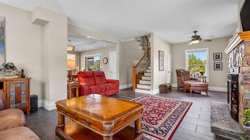 3609 Masuch Road, Creston, BC - Indoor Photo Showing Living Room