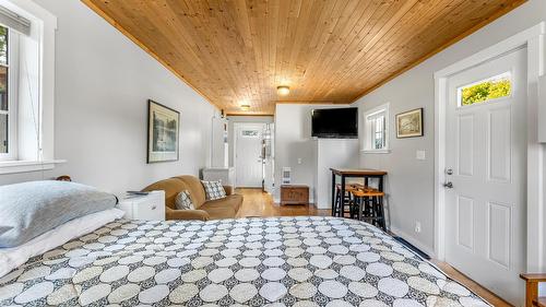 3609 Masuch Road, Creston, BC - Indoor Photo Showing Bedroom