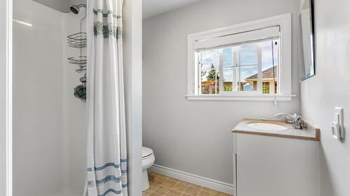 3609 Masuch Road, Creston, BC - Indoor Photo Showing Bathroom