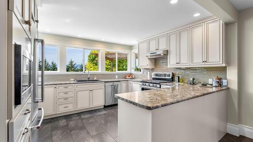 3609 Masuch Road, Creston, BC - Indoor Photo Showing Kitchen With Upgraded Kitchen