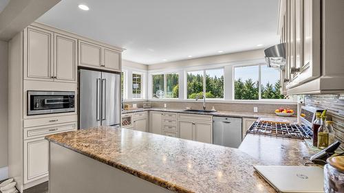 3609 Masuch Road, Creston, BC - Indoor Photo Showing Kitchen With Upgraded Kitchen