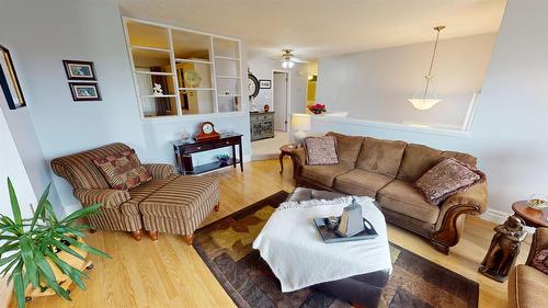 1317 19Th Street, Cranbrook, BC - Indoor Photo Showing Living Room