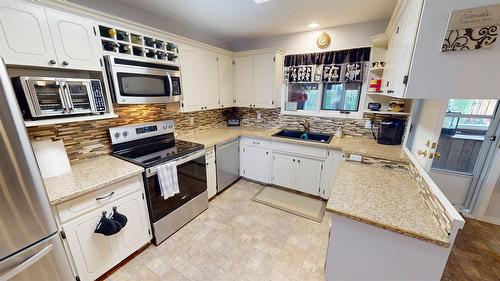 1317 19Th Street, Cranbrook, BC - Indoor Photo Showing Kitchen With Double Sink