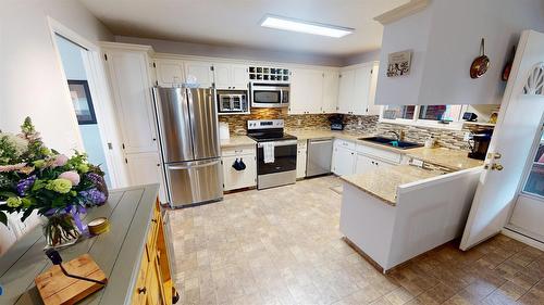 1317 19Th Street, Cranbrook, BC - Indoor Photo Showing Kitchen With Double Sink