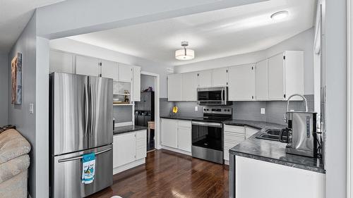 3418 Mariposa Court, Kelowna, BC - Indoor Photo Showing Kitchen With Double Sink With Upgraded Kitchen