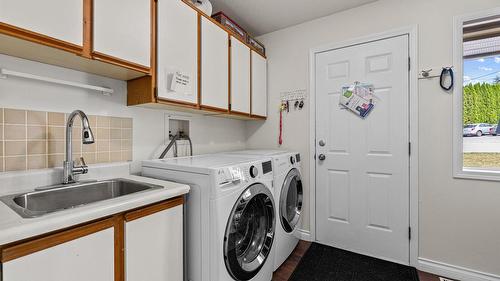 3418 Mariposa Court, Kelowna, BC - Indoor Photo Showing Laundry Room