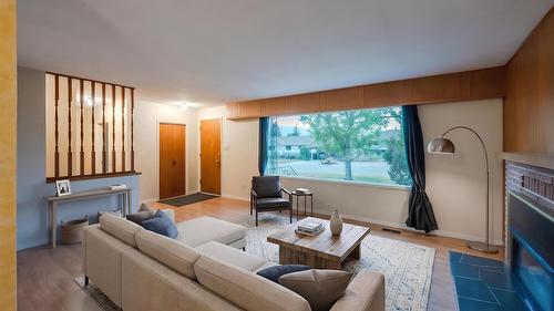 132 Secrest Place, Penticton, BC - Indoor Photo Showing Living Room