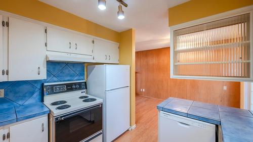 132 Secrest Place, Penticton, BC - Indoor Photo Showing Kitchen