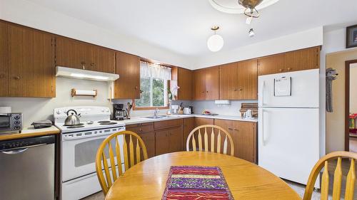 507 Alma Road, Cranbrook, BC - Indoor Photo Showing Kitchen With Double Sink
