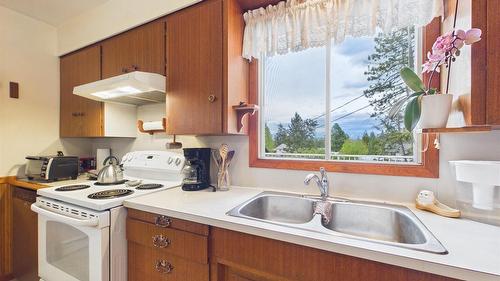 507 Alma Road, Cranbrook, BC - Indoor Photo Showing Kitchen With Double Sink