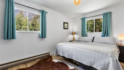 3988 Samuelson Road, Canyon, BC - Indoor Photo Showing Bedroom