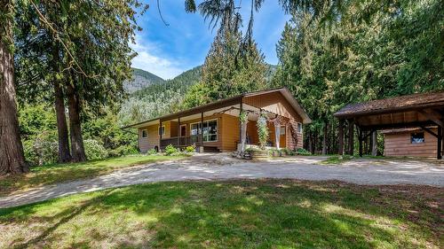 3988 Samuelson Road, Canyon, BC - Outdoor With Deck Patio Veranda