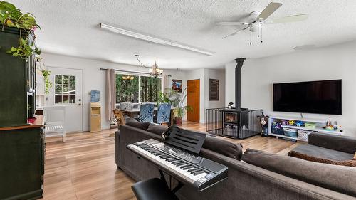 3988 Samuelson Road, Canyon, BC - Indoor Photo Showing Living Room