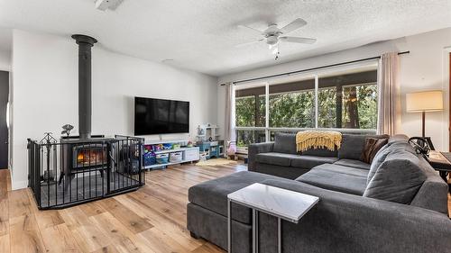 3988 Samuelson Road, Canyon, BC - Indoor Photo Showing Living Room