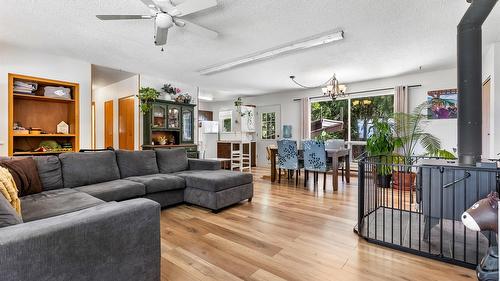 3988 Samuelson Road, Canyon, BC - Indoor Photo Showing Living Room
